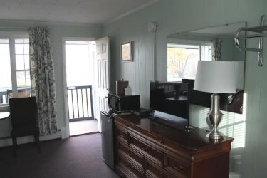 Lake Inn Sunapee Premium Queen Anne Balcony Room